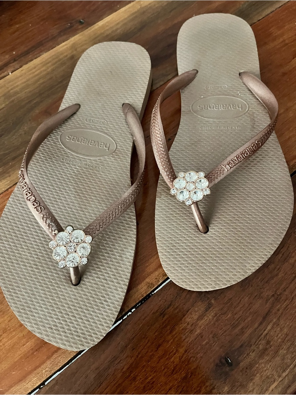 Havaianas Women's Slim Crystal Poem Gold Metallic with Flower Embellishment SZ 8